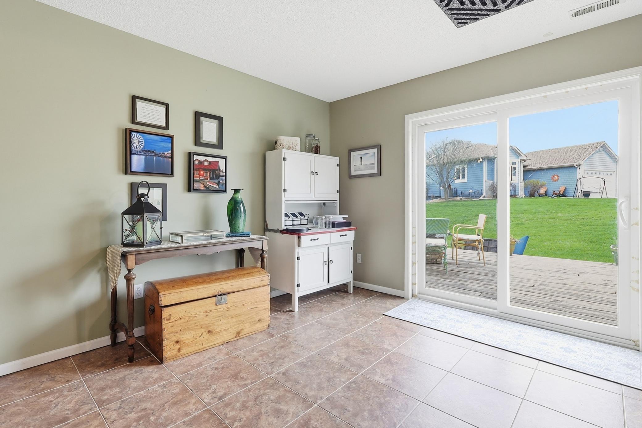 LL - familyroom4.jpg