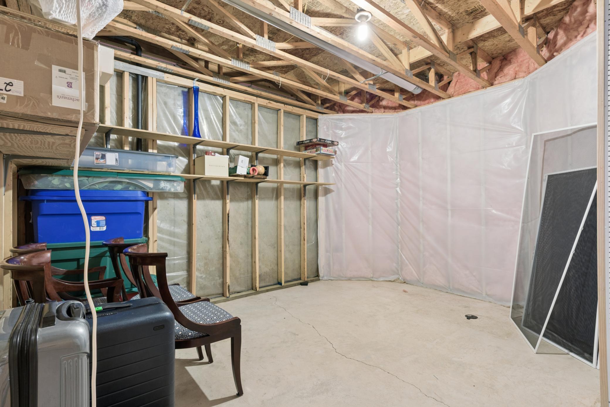 Large storage room in LL