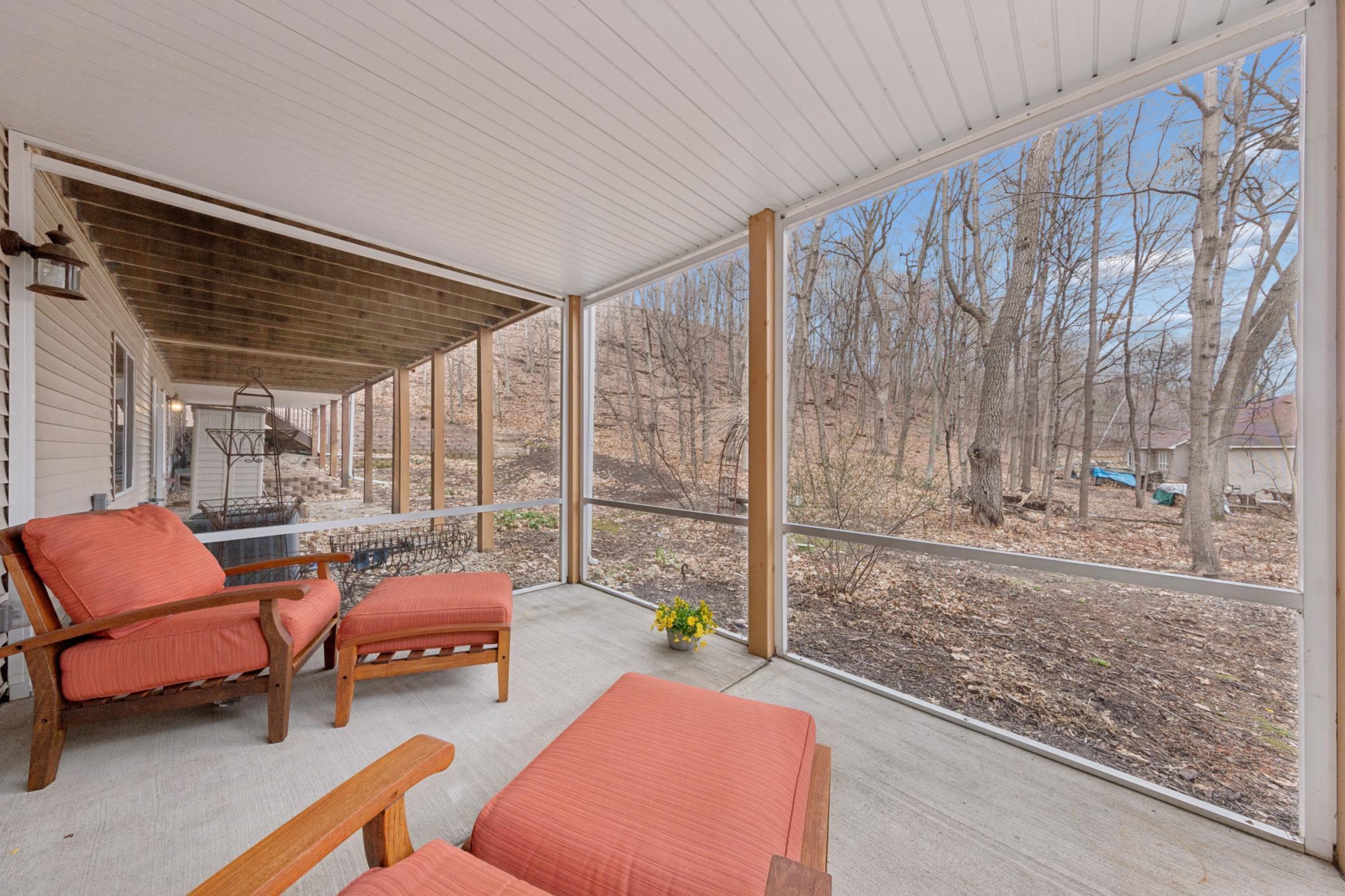 Relax in the screened in LL porch. No mosquitos!