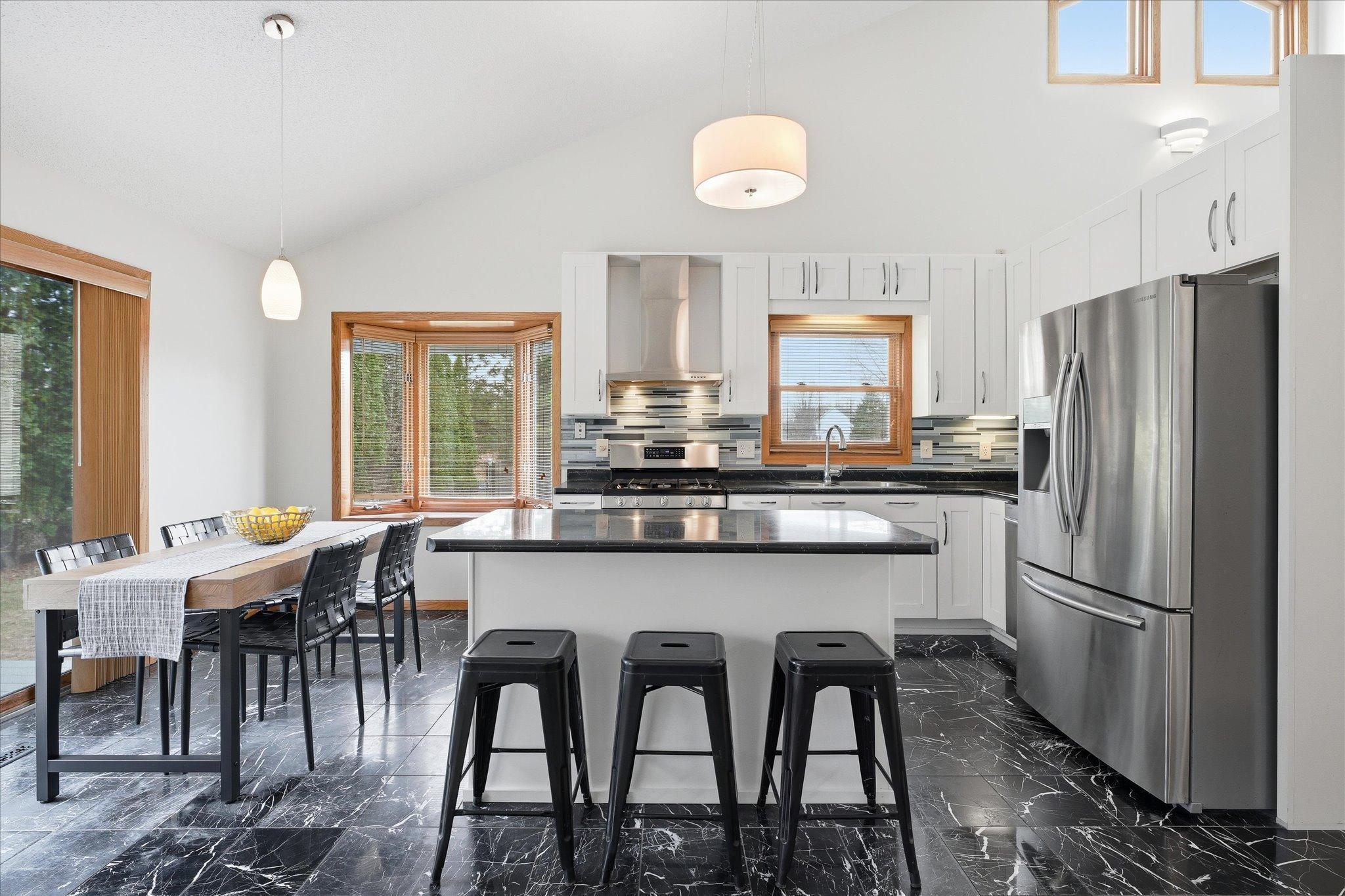 Great Kitchen Layout!