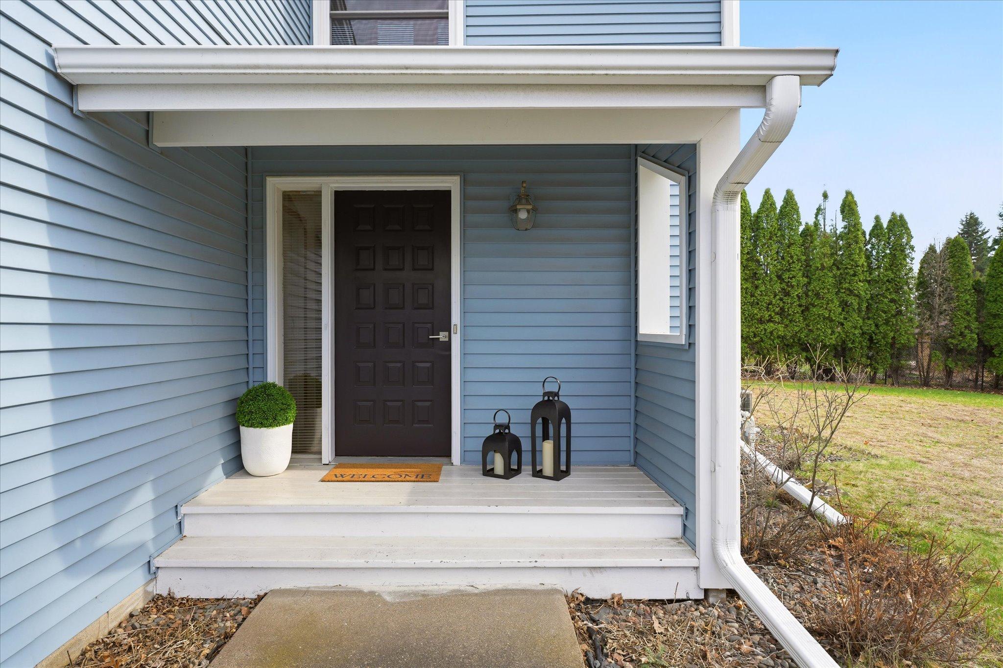 Inviting front porch!