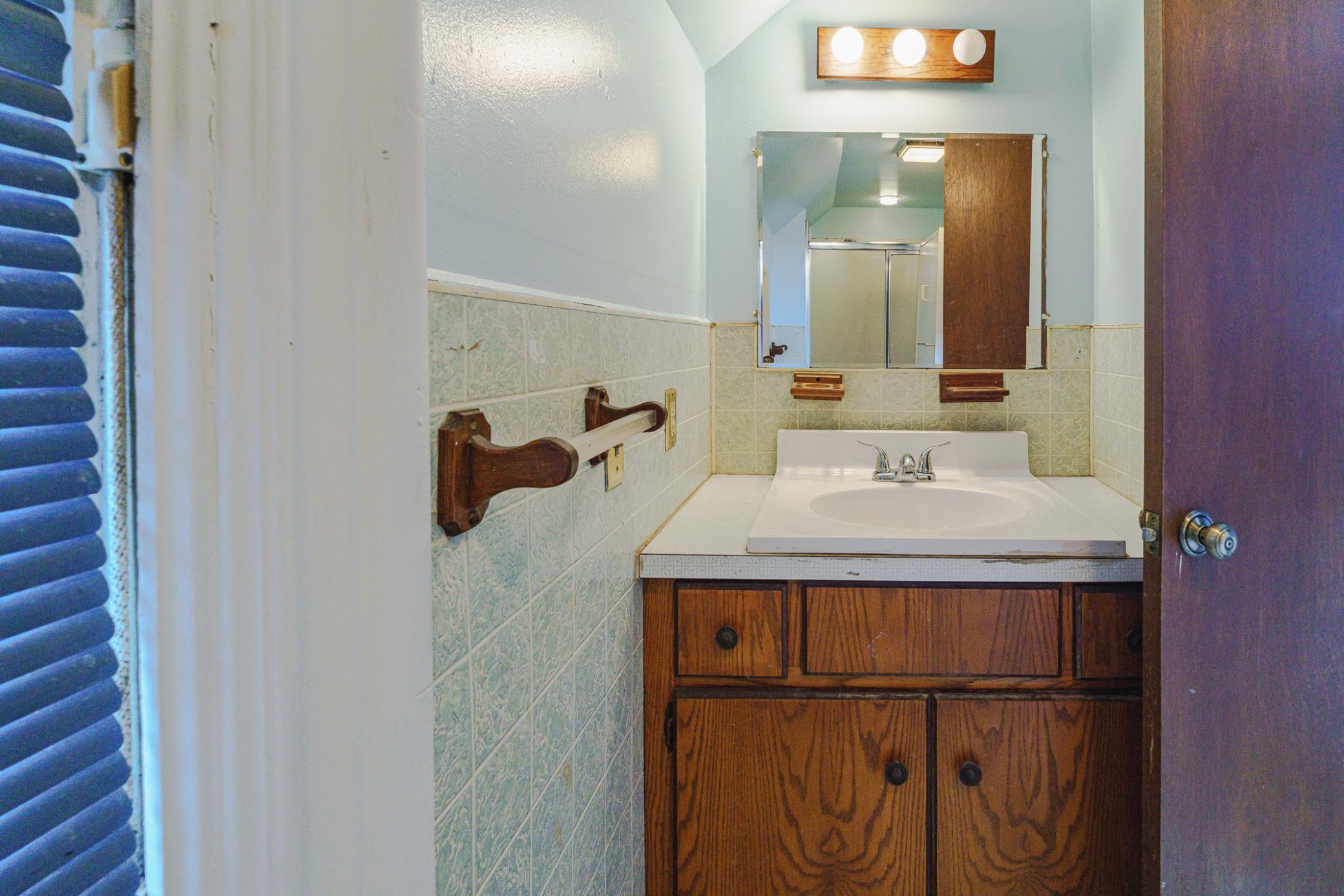 Upper Level Bath with Shower