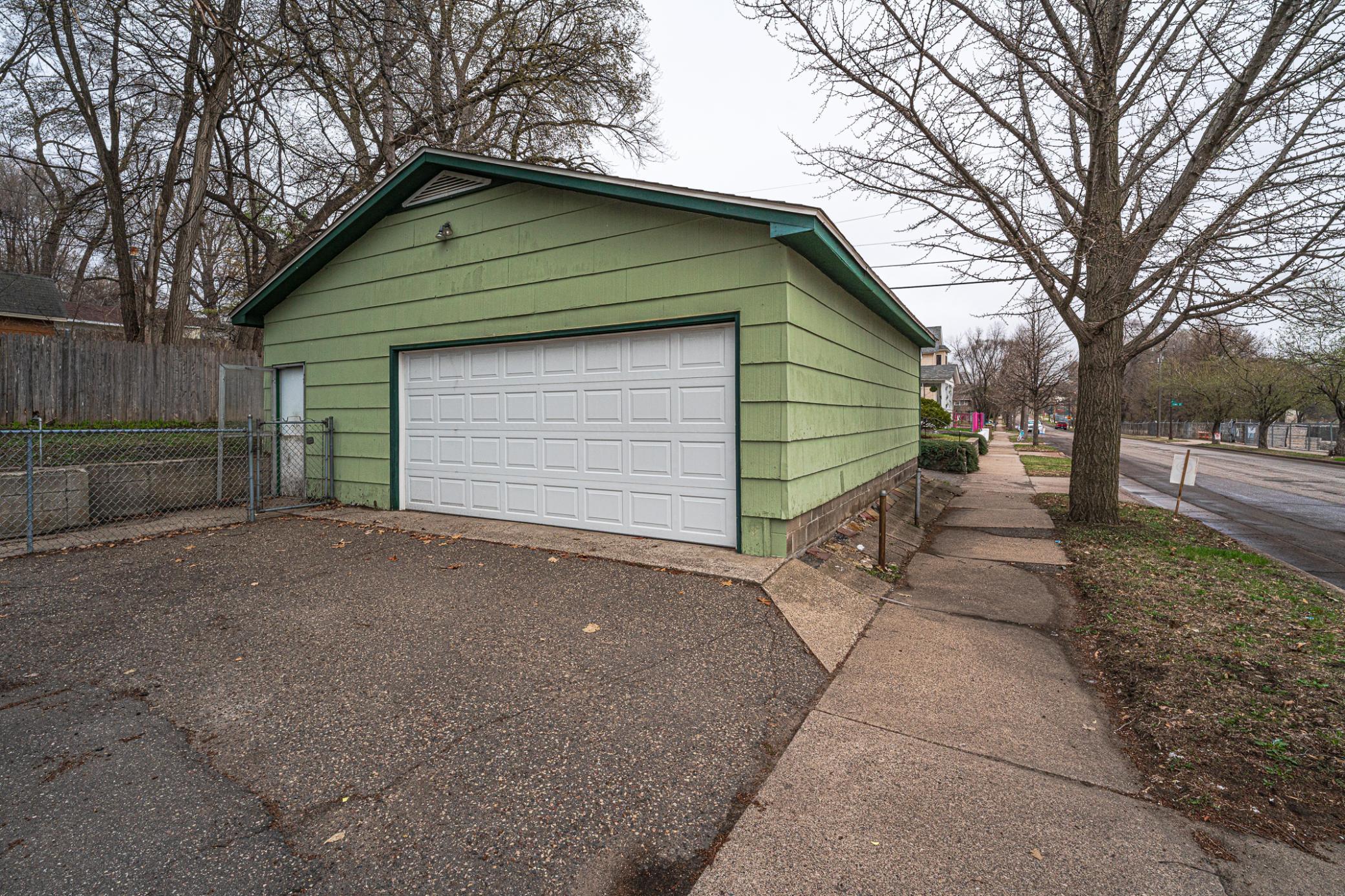 Oversized 2 car garage