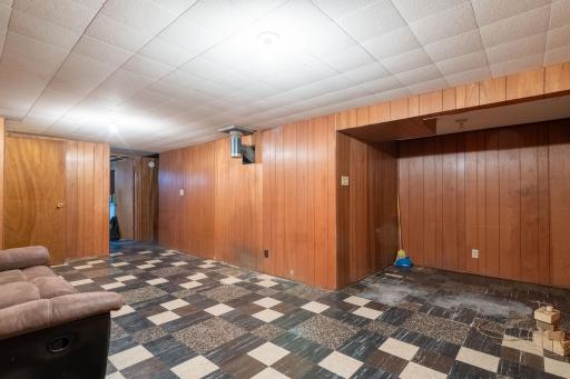 430 8th Avenue NW, Valley City, ND 58072