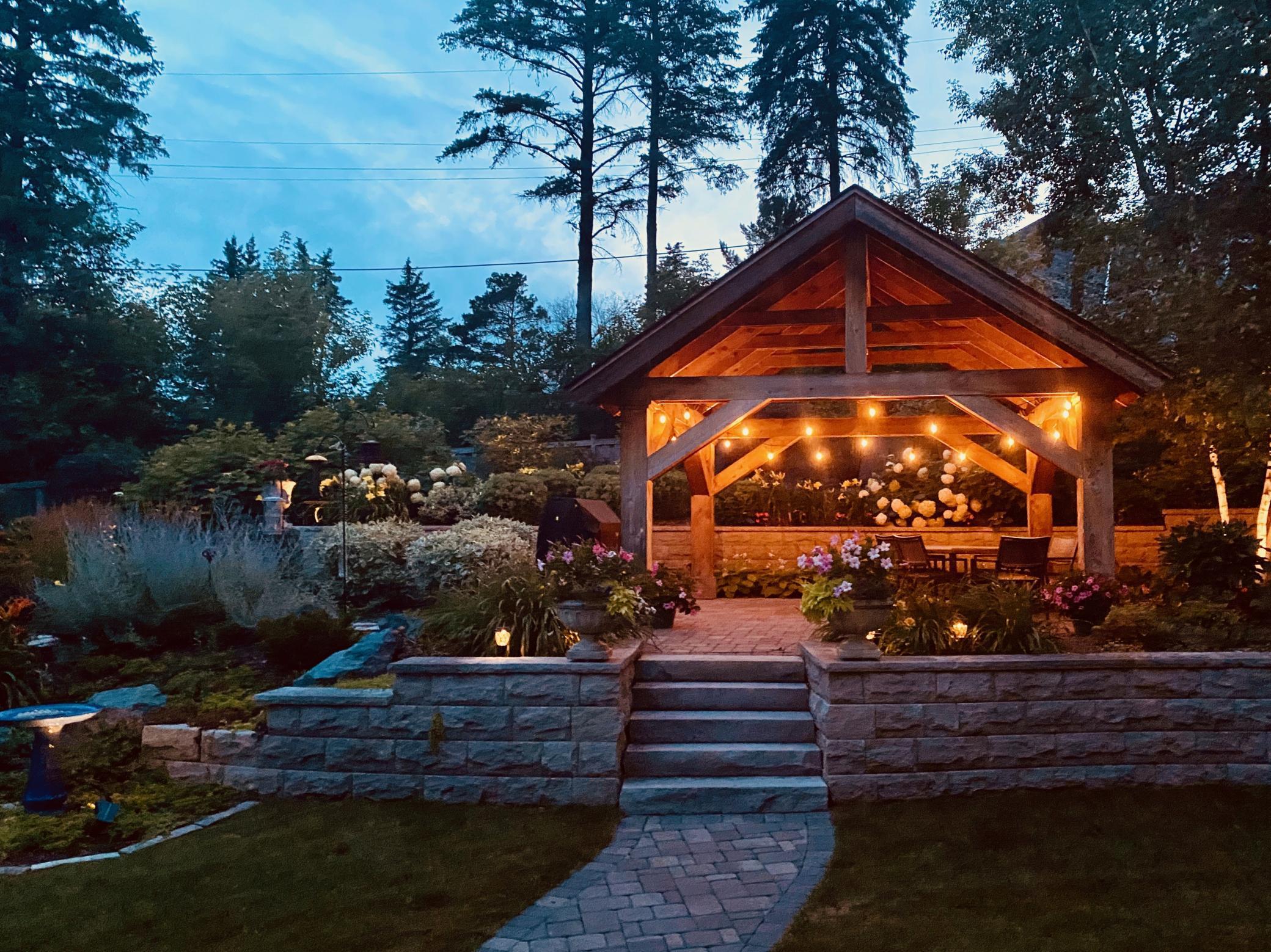 Lovely gazebo to entertain day or night