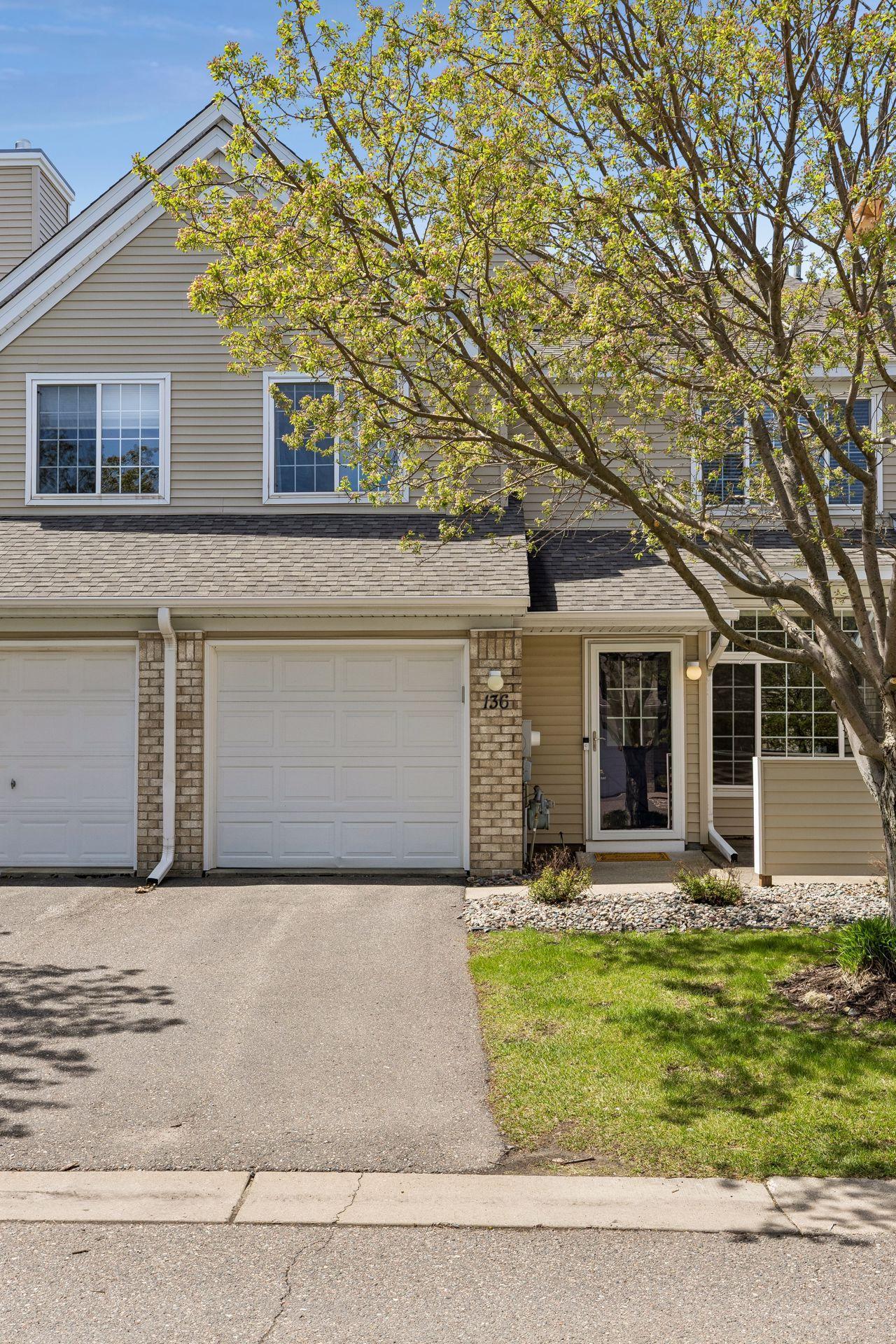 Hoa pays for most everything - Gas and electric are the few things left to the homeowner!Nice