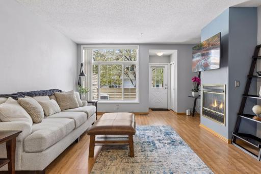 The seller has added custom cut 2" white window blinds - just beautiful!013.jpg
