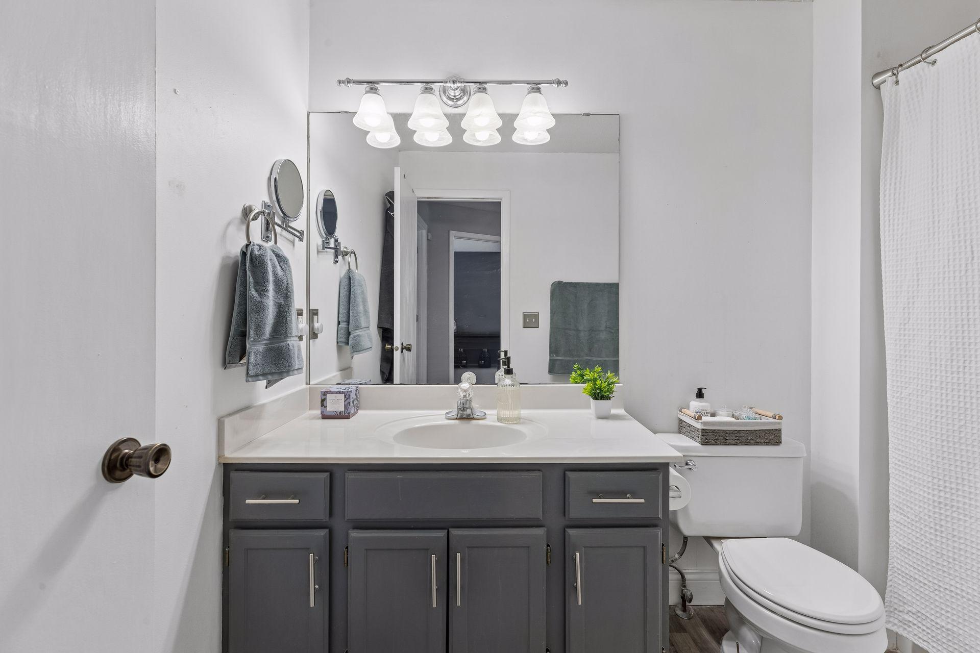 Upper level full bathroom