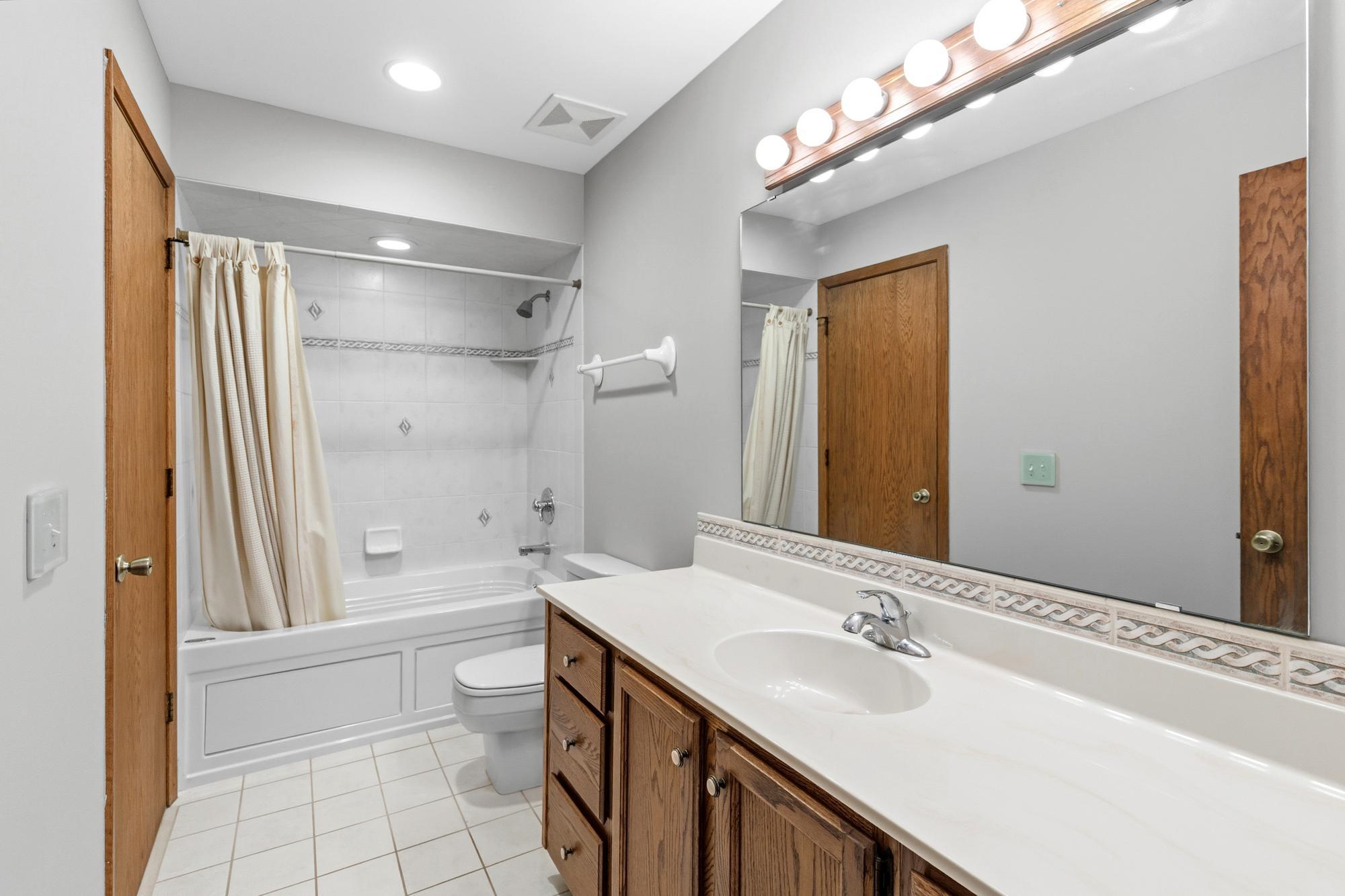Full bath with tiled shower/tub