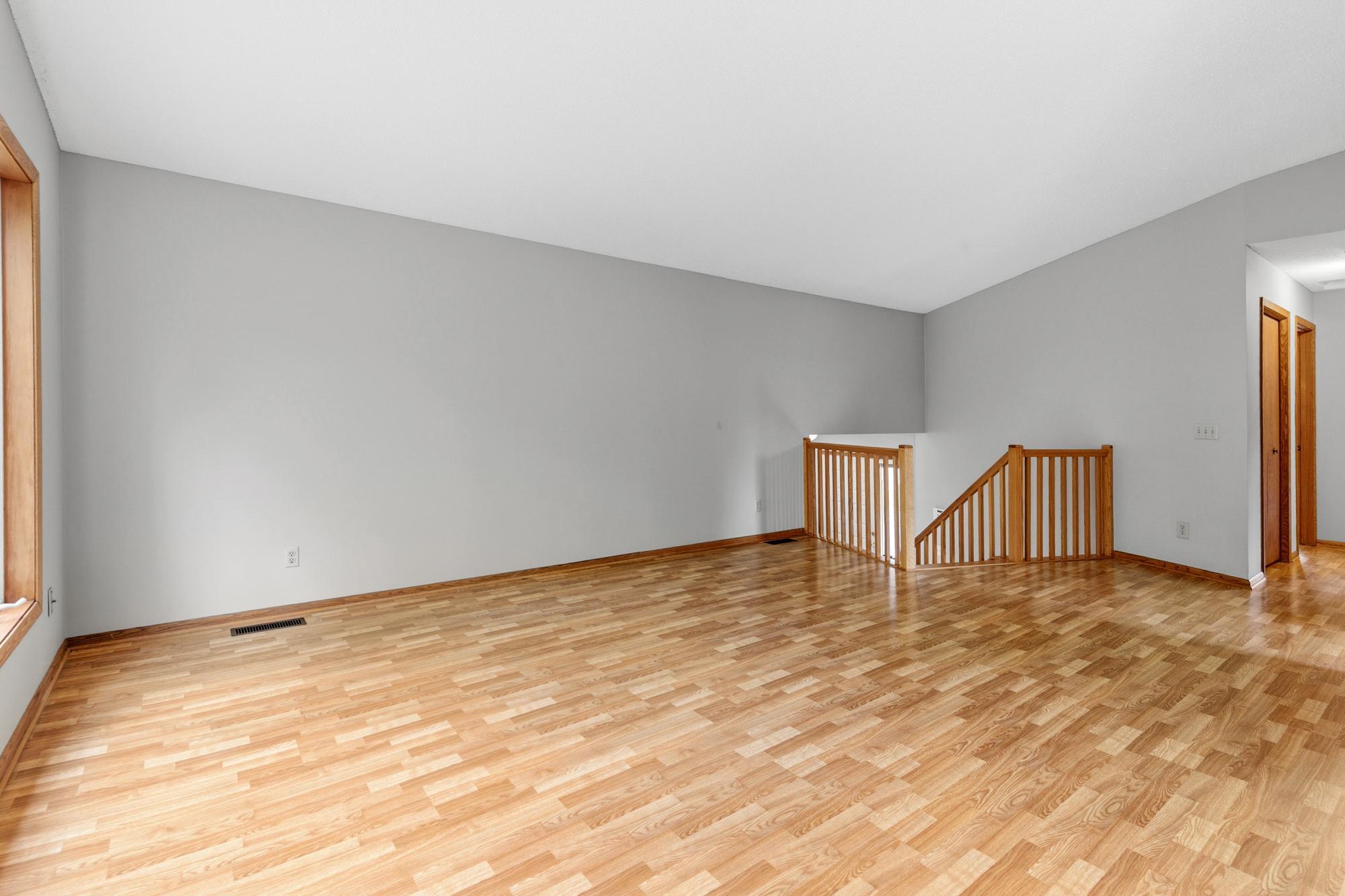 Lovely wood laminate flooring in excellent condition