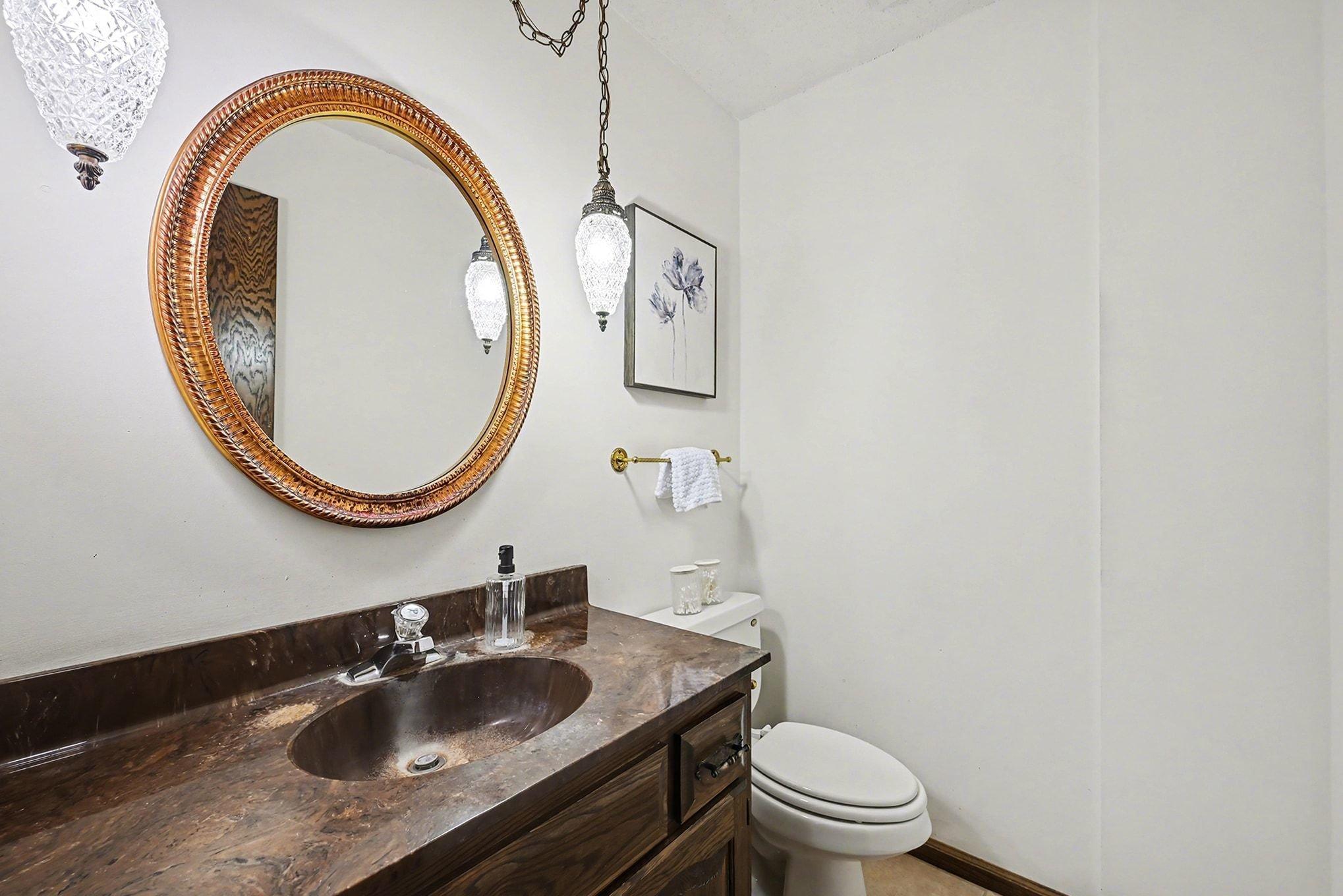 Main level 1/2 bathroom