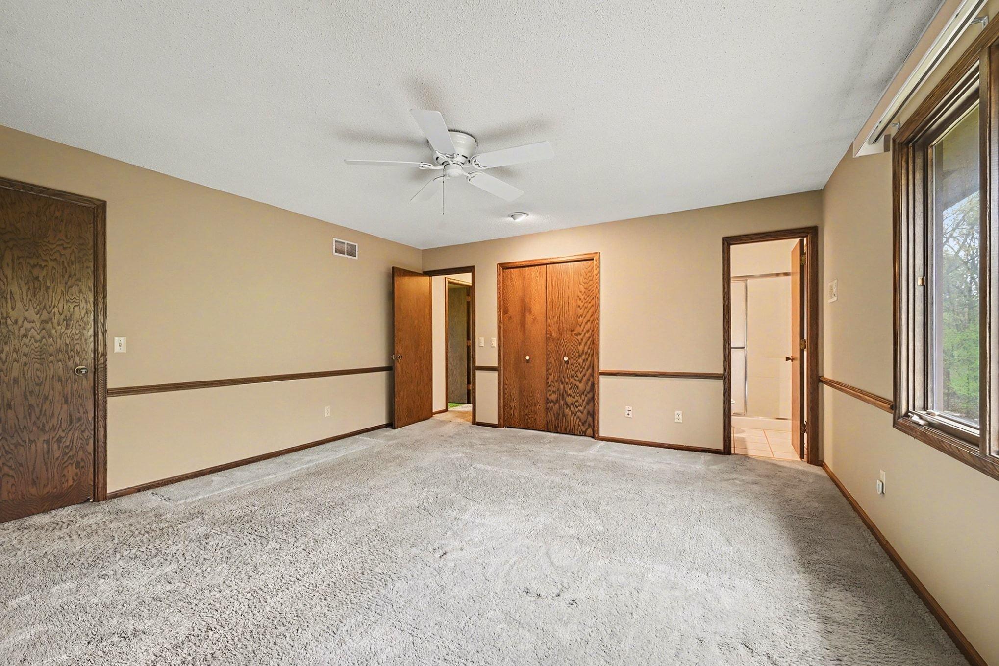 Ensuite bath & walk-in closet