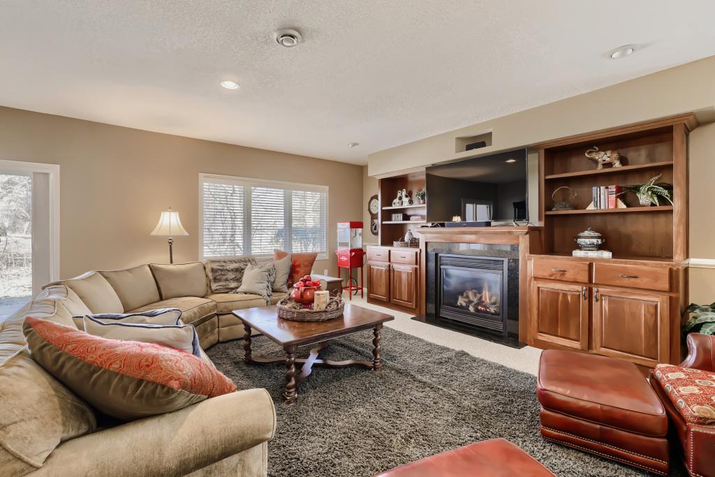 17344 Hanson Ct - MLS Sized - 032 - 32 Family Room.jpg