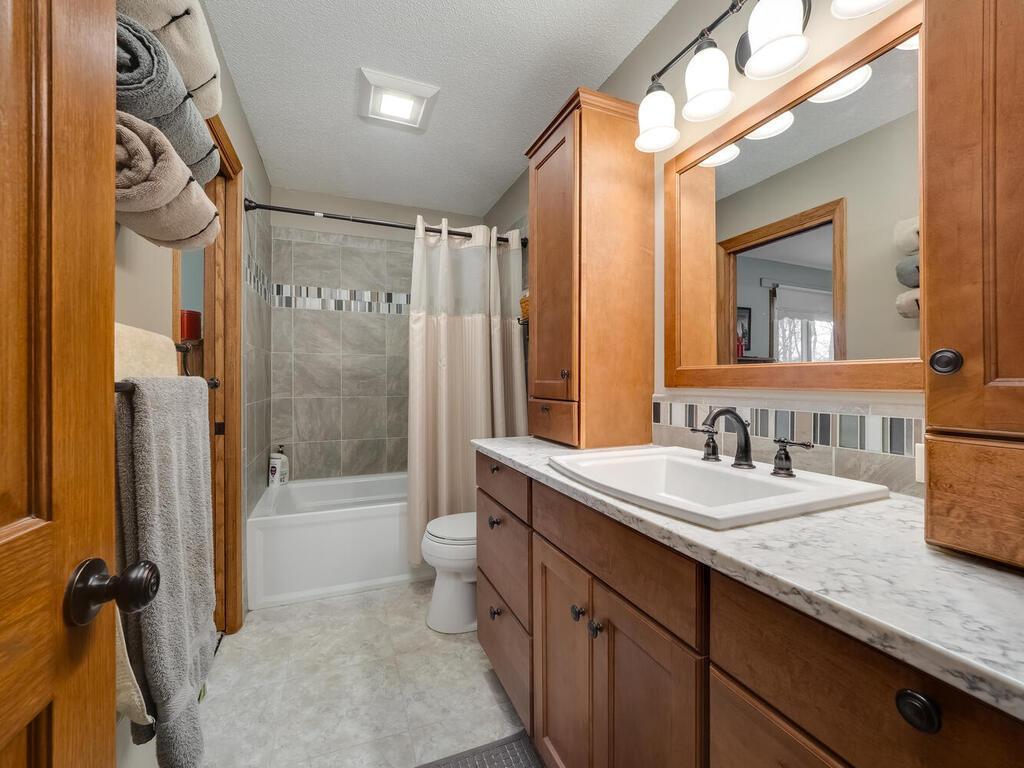 Upper level full bath