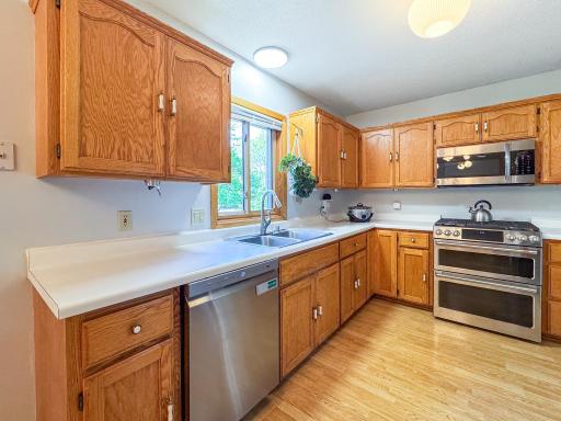 Kitchen Updated Appliances/ Fixtures. Plumbed for gas or Electric Stove