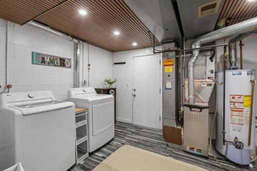 Laundry room with handsome, soundproof ceiling