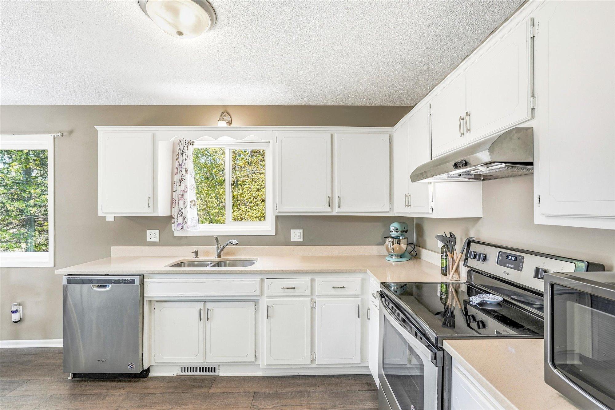 No gally Kitchen here, Open and useful with plenty of countertop space