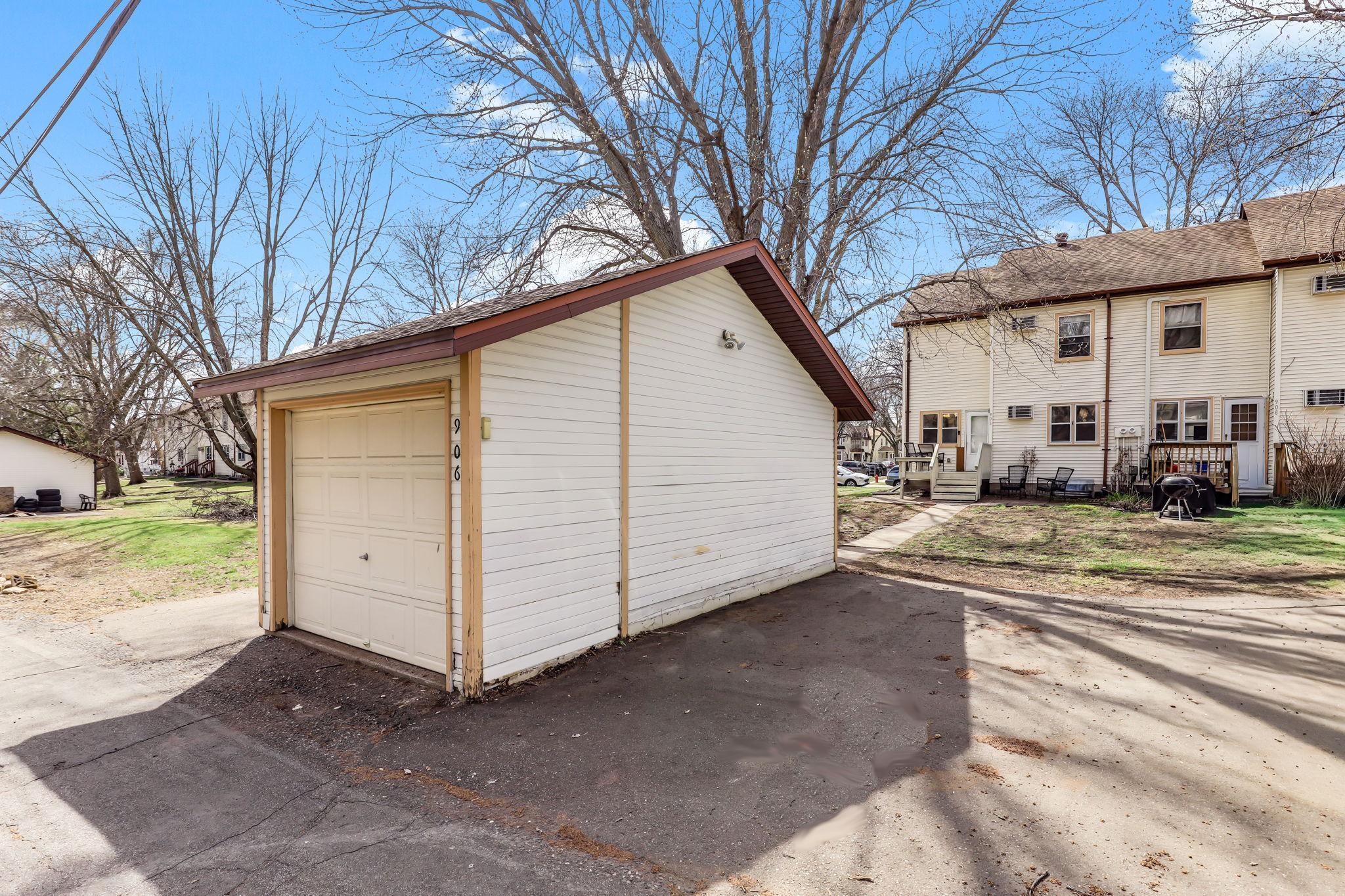 Garage with unit-owned parking space on both sides