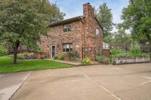 The main level of the home has 2 entrances, one into the foyer area and one into the family room area. The garden boxes can be included with the sale.