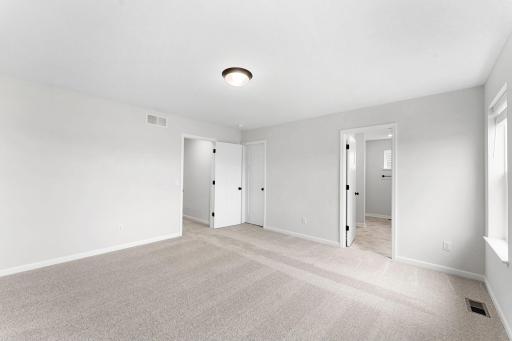 Owner's suite with walk-in closet and en-suite.