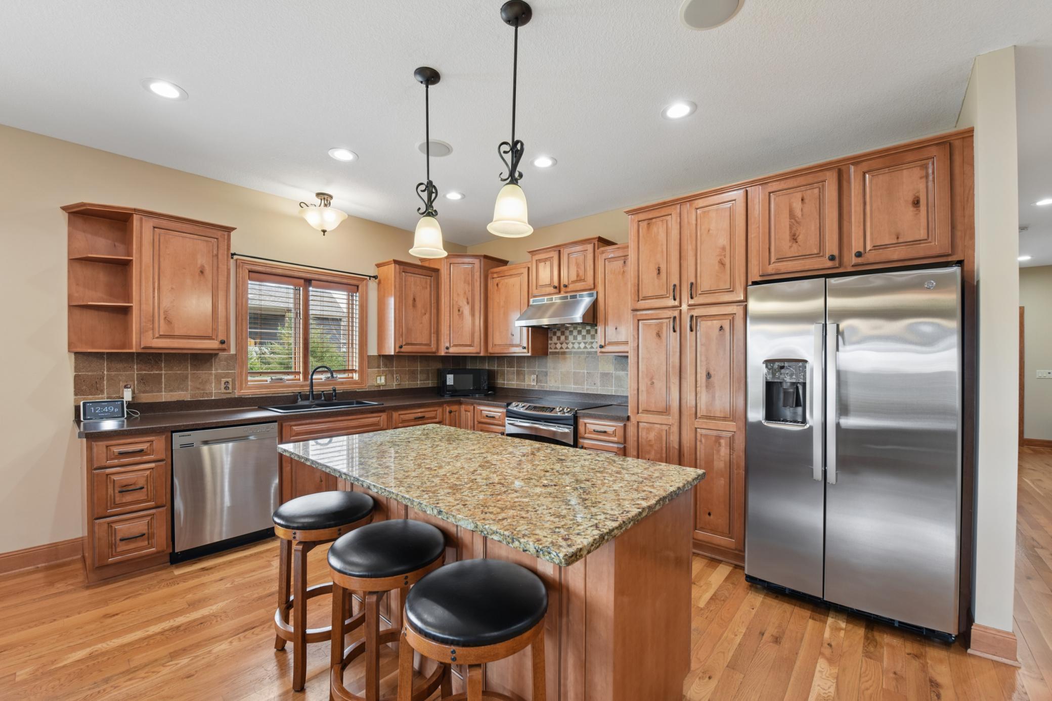 Nice eat-in kitchen and just good space for spending time in the kitchen.