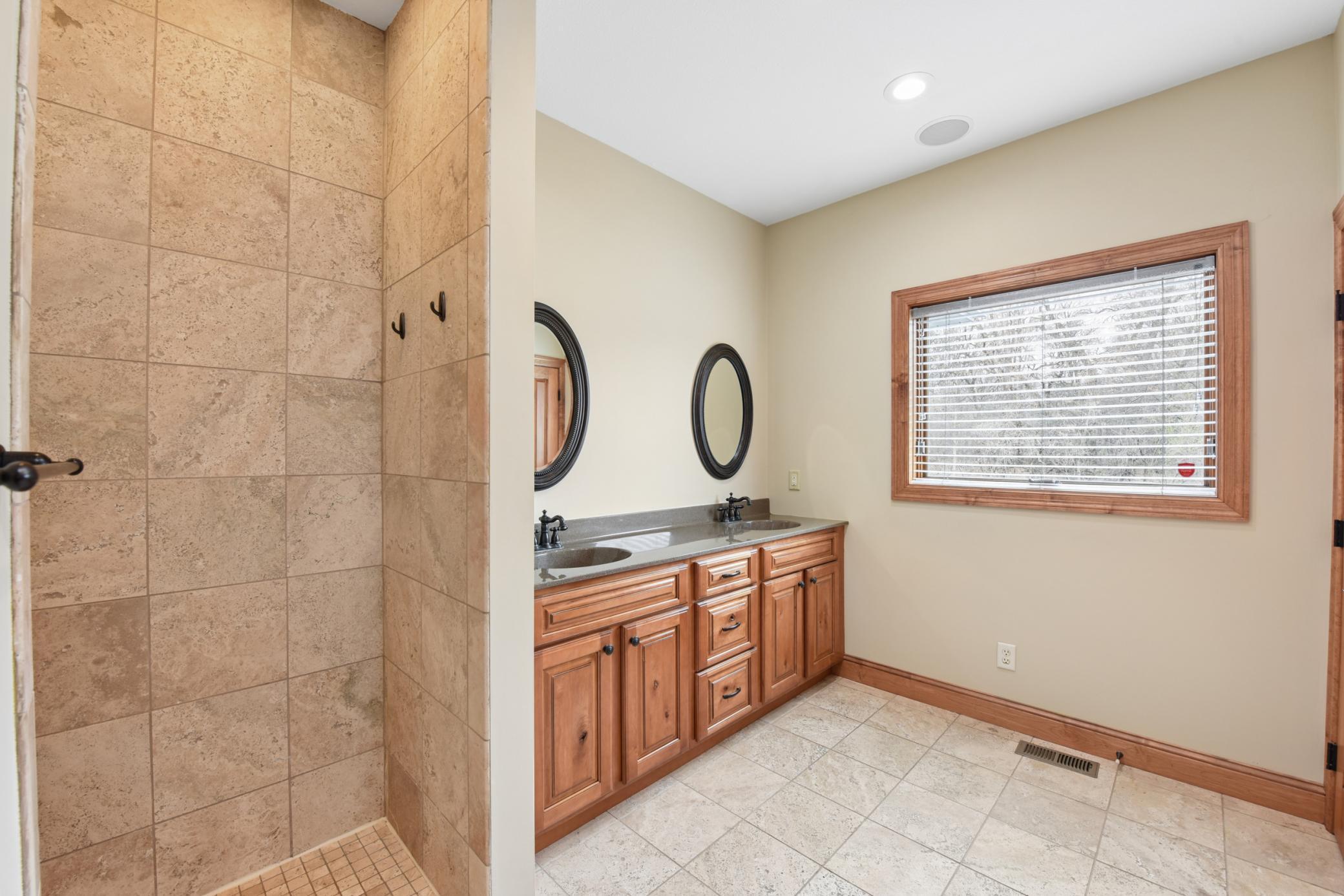 Such an amazing bathroom!