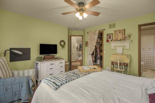 Main Bedroom Walk In Closet