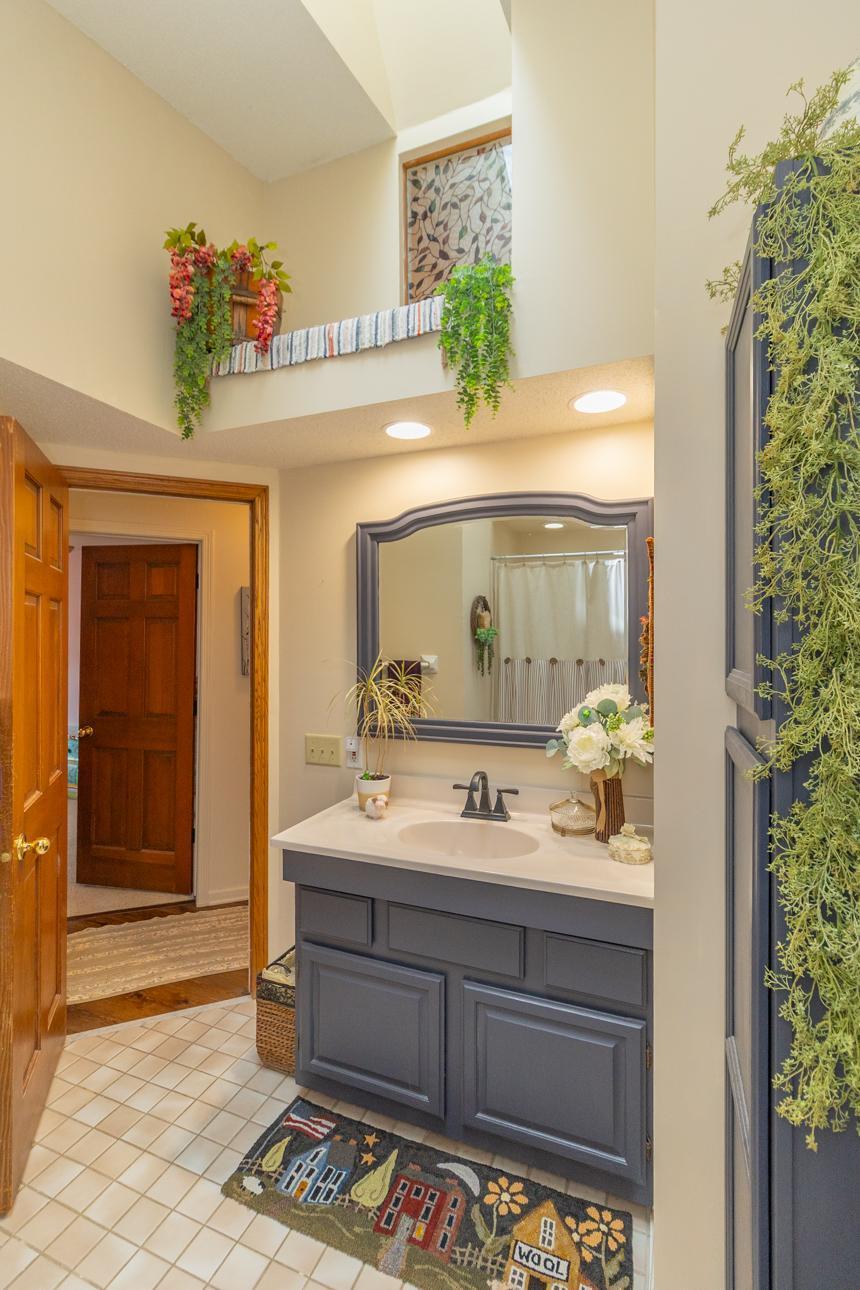 Upper Full Bathroom
