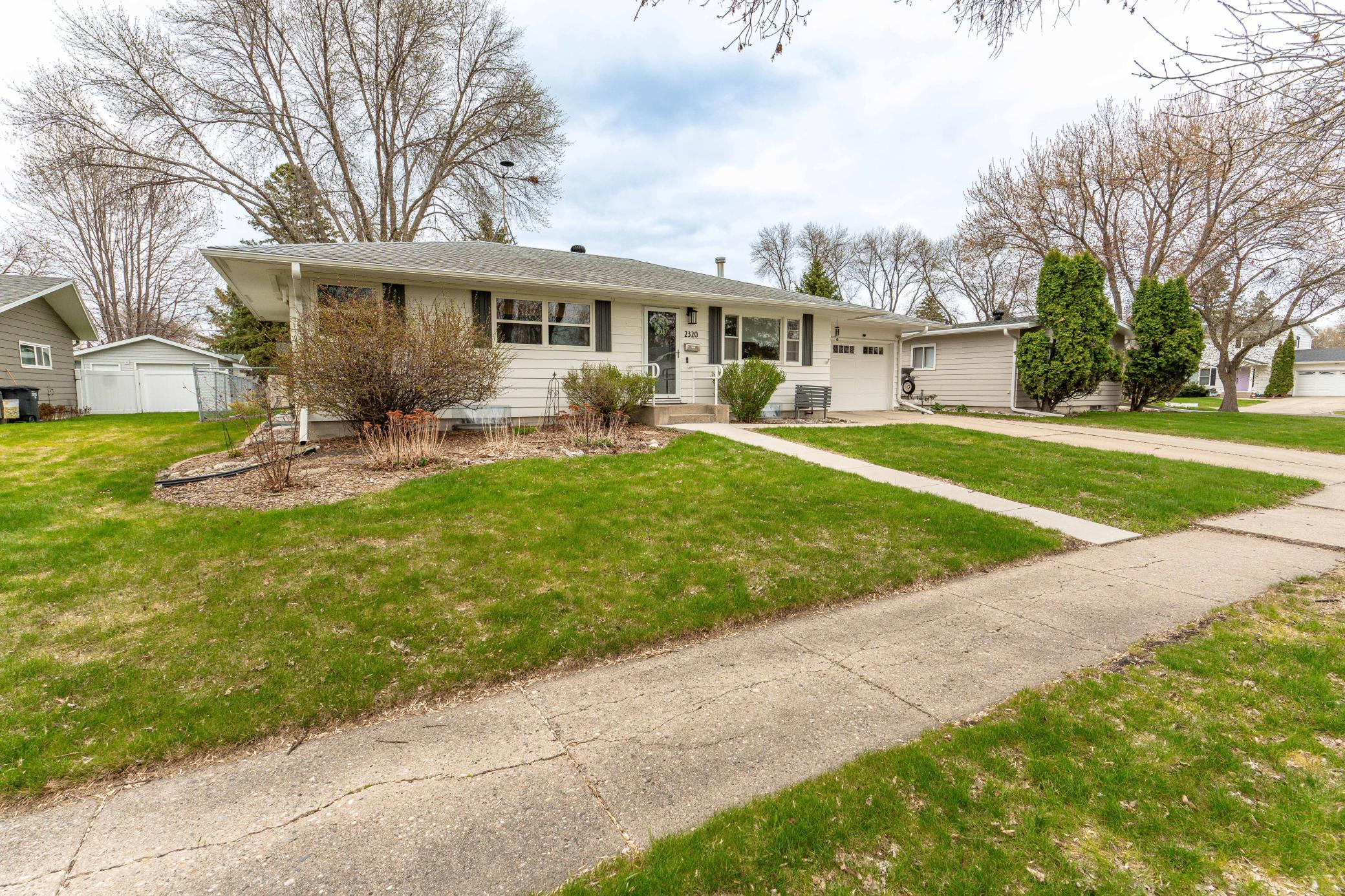 2320 10th St S Fargo-101.jpg