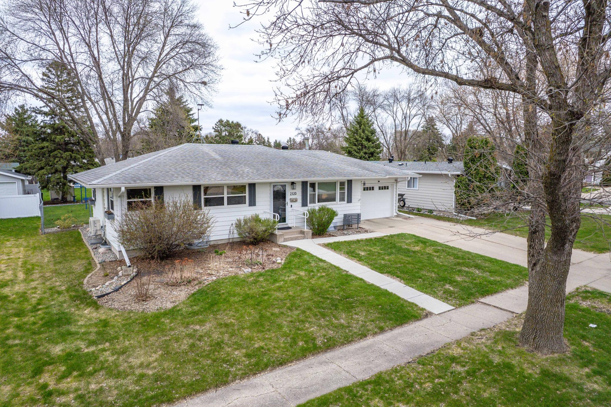 2320 10th St S Fargo-301.jpg