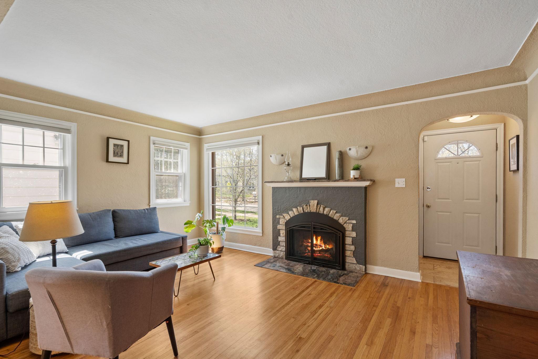 Gas burning fireplace