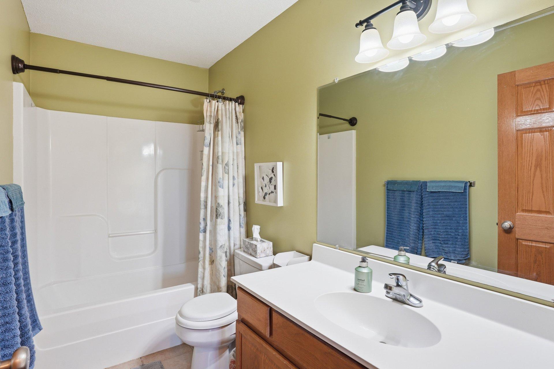 Main floor full guest bathroom