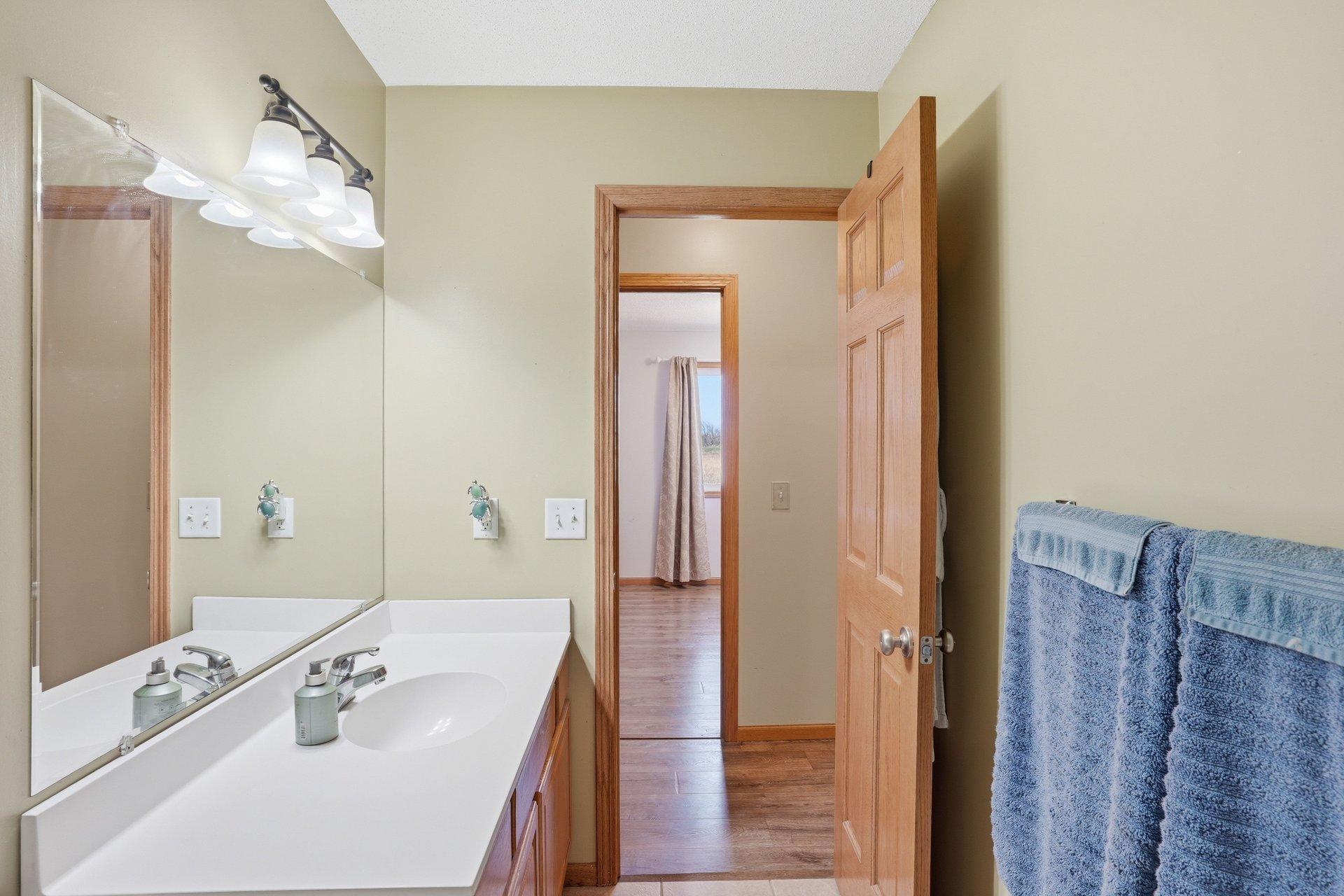 Main floor full guest bathroom