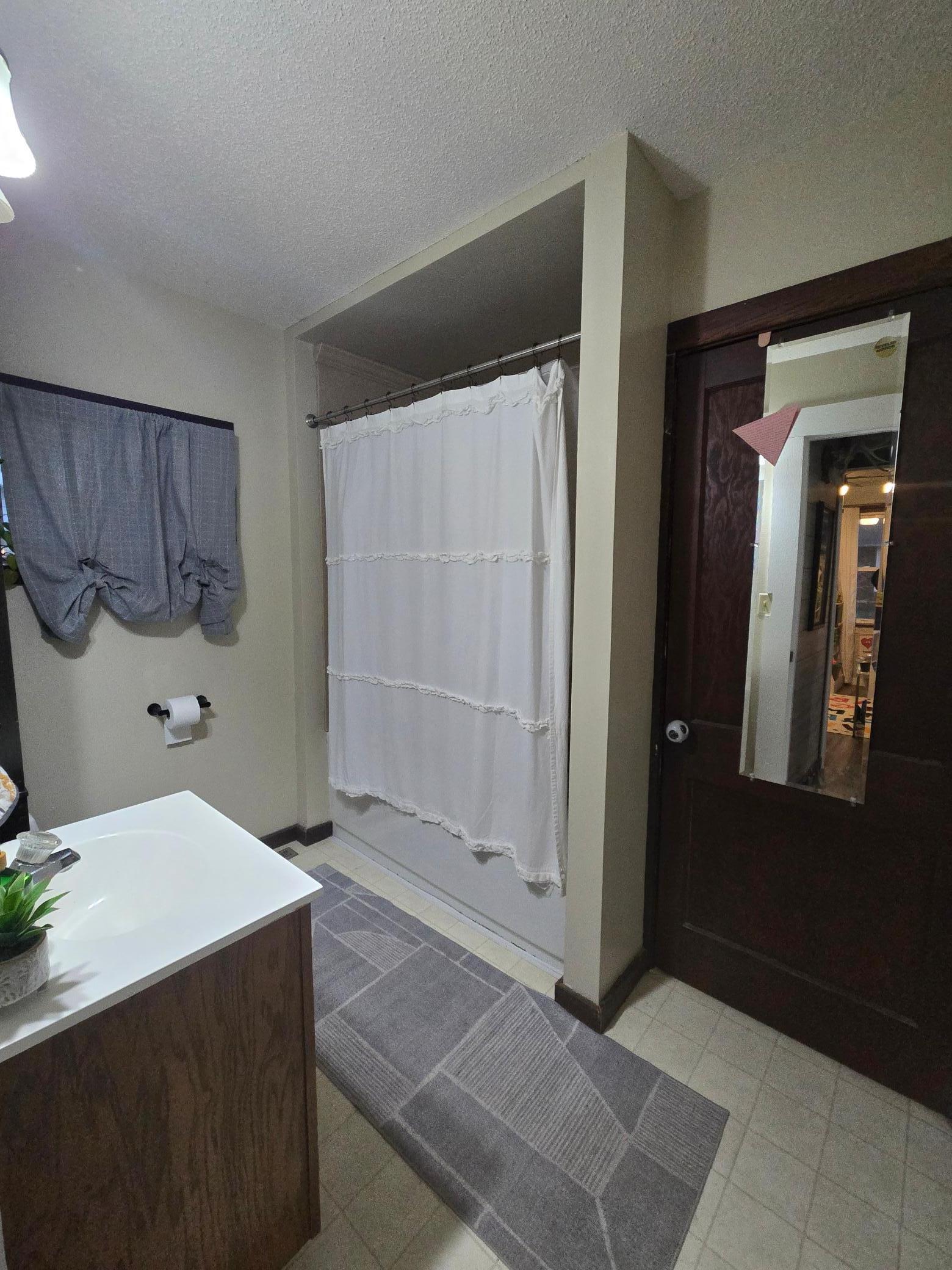 Main Level Full Bathroom w/Jetted Tub