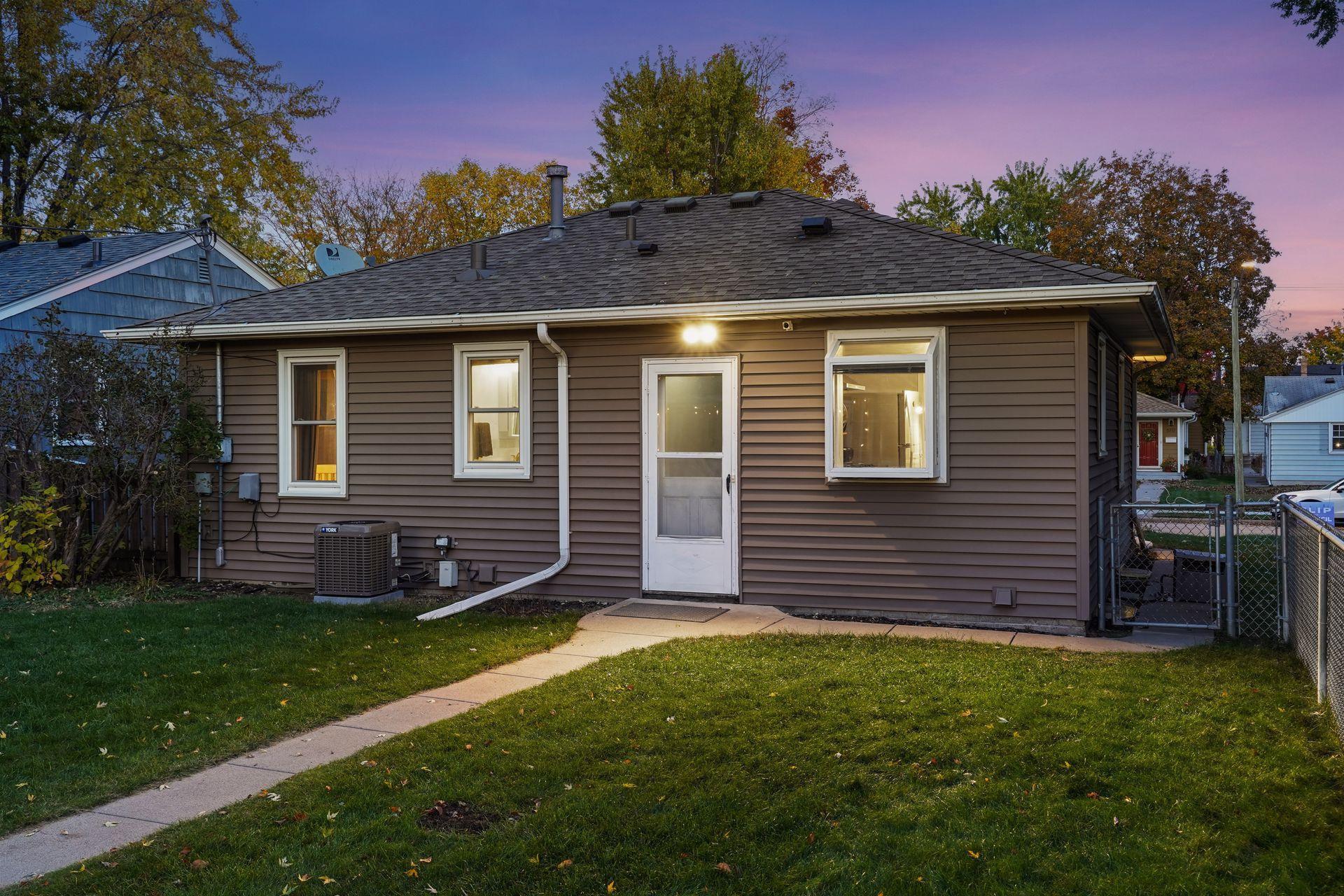 5716 Knox Avenue South - Spacecrafting - 0052.jpg