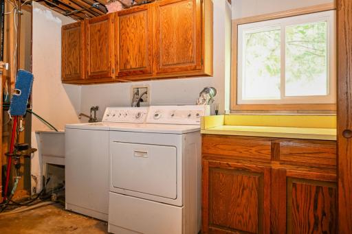24-web-or-mls-6215 Cavell Ave N 024Full.jpg