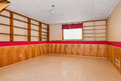 22-web-or-mls-6215 Cavell Ave N 022Full.jpg