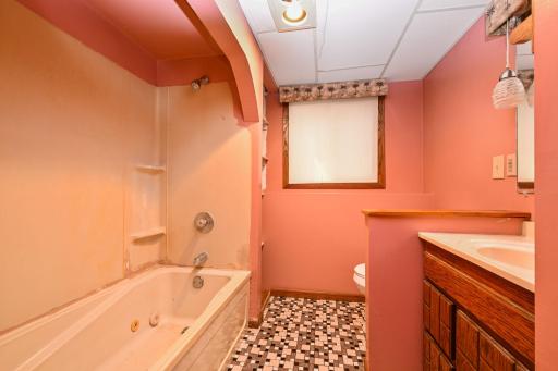 21-web-or-mls-6215 Cavell Ave N 021Full.jpg