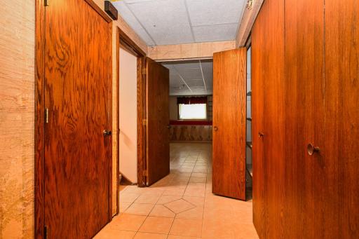 20-web-or-mls-6215 Cavell Ave N 020Full.jpg