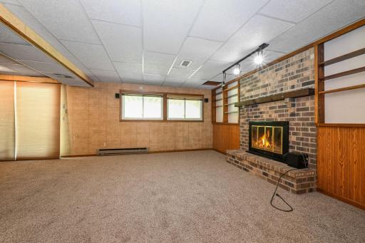 18-web-or-mls-6215 Cavell Ave N 018Full.jpg