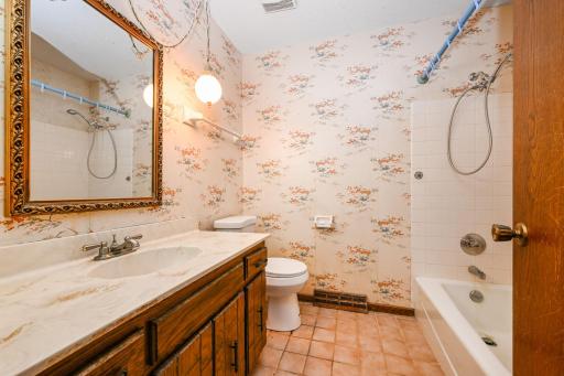 17-web-or-mls-6215 Cavell Ave N 017Full.jpg