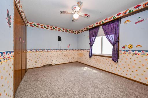 15-web-or-mls-6215 Cavell Ave N 015Full.jpg