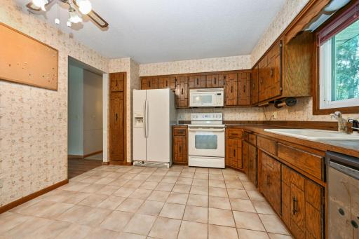 8-web-or-mls-6215 Cavell Ave N 008Full.jpg