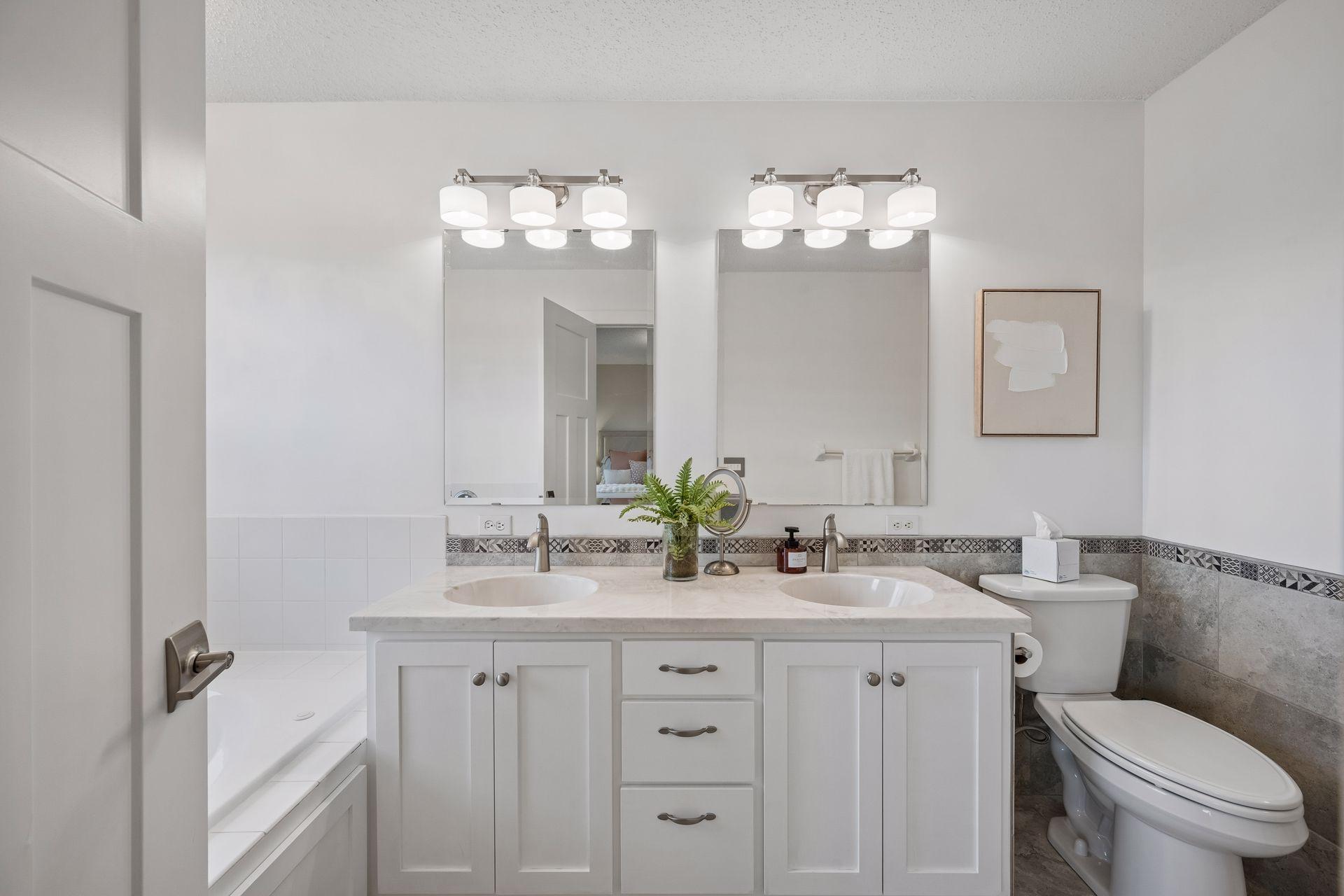 Private primary en suite full bathroom