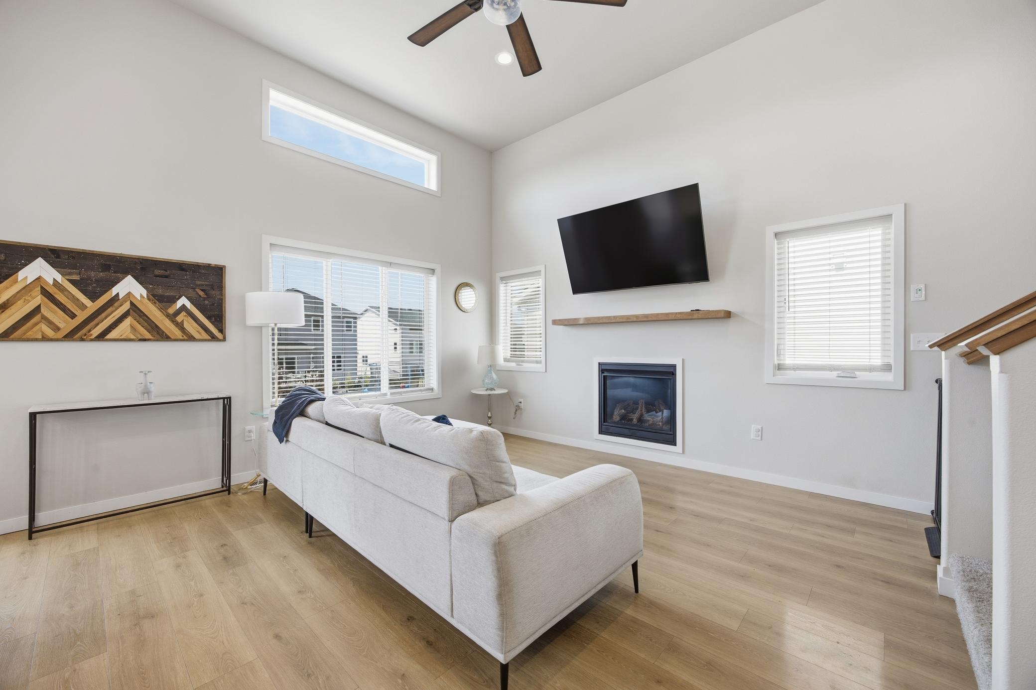 Living Room w/ Gas Fireplace