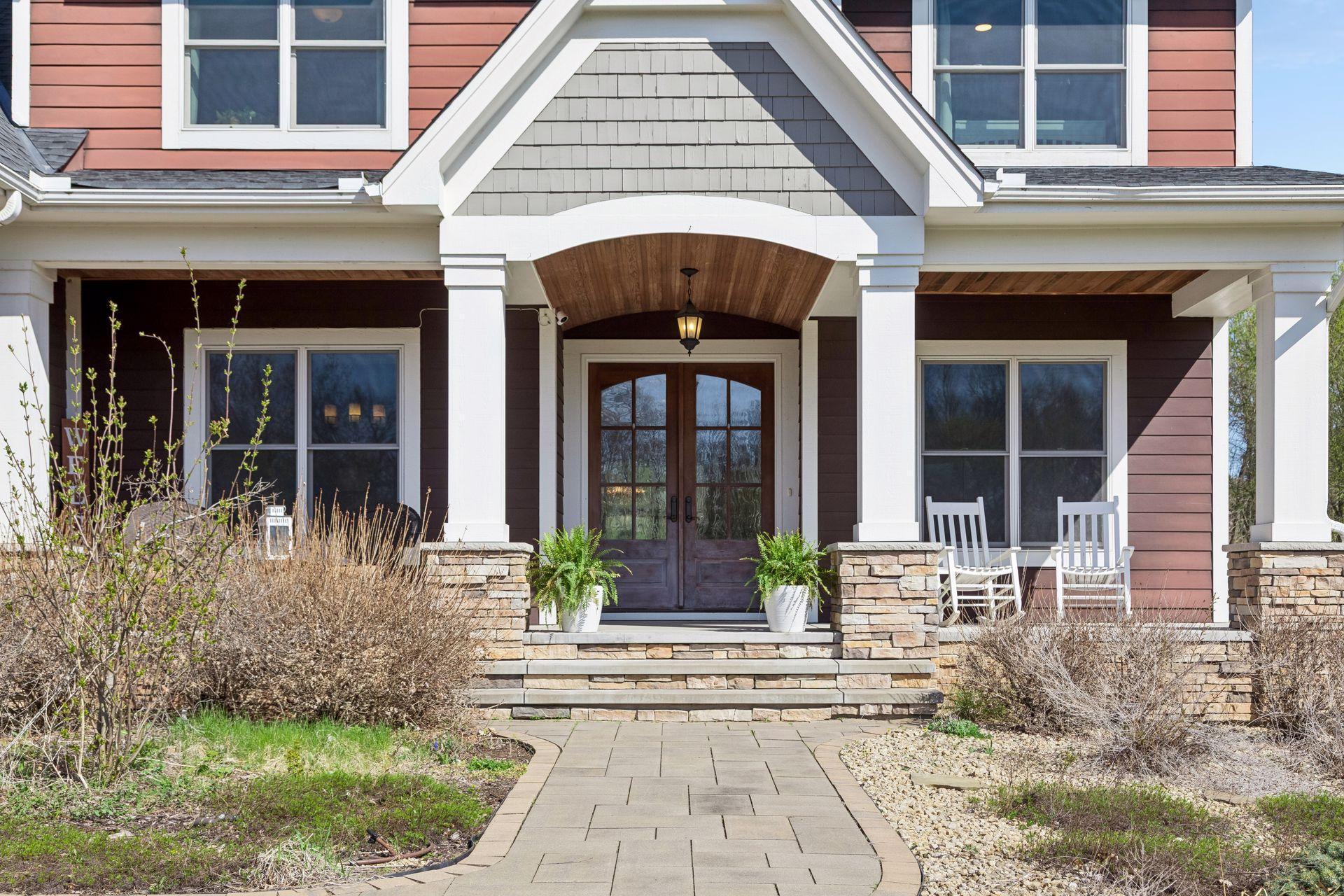 Beautiful front porch, VIEWS of the Lake