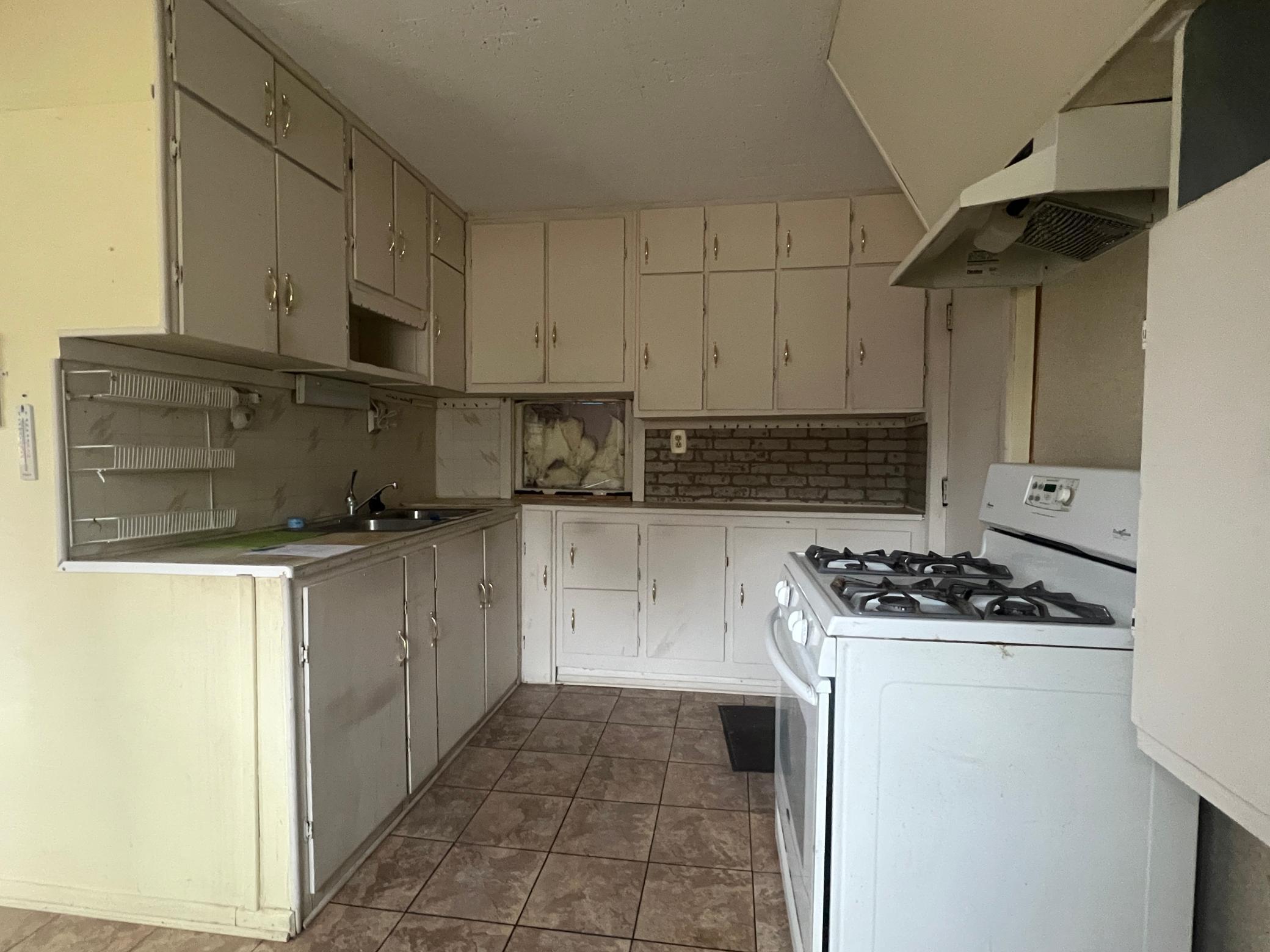 10 kitchen.JPG