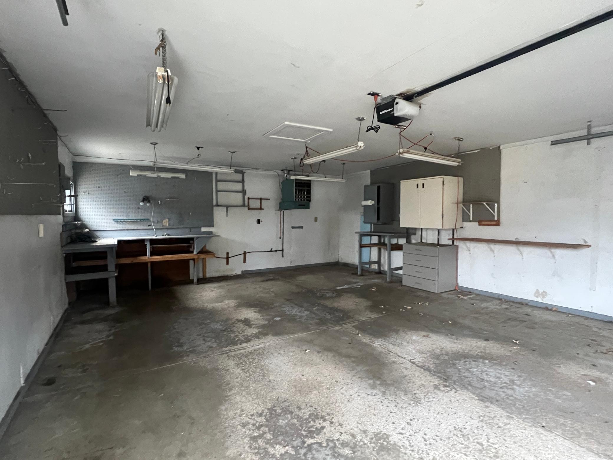 18 garage.JPG