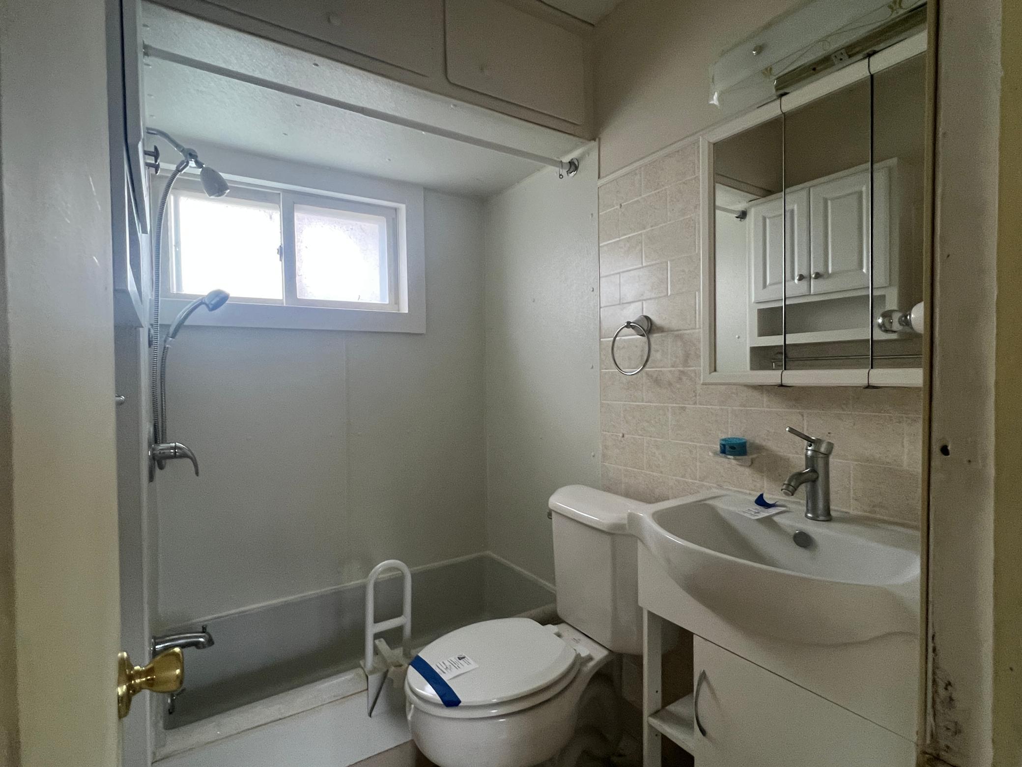 15 bathroom.JPG