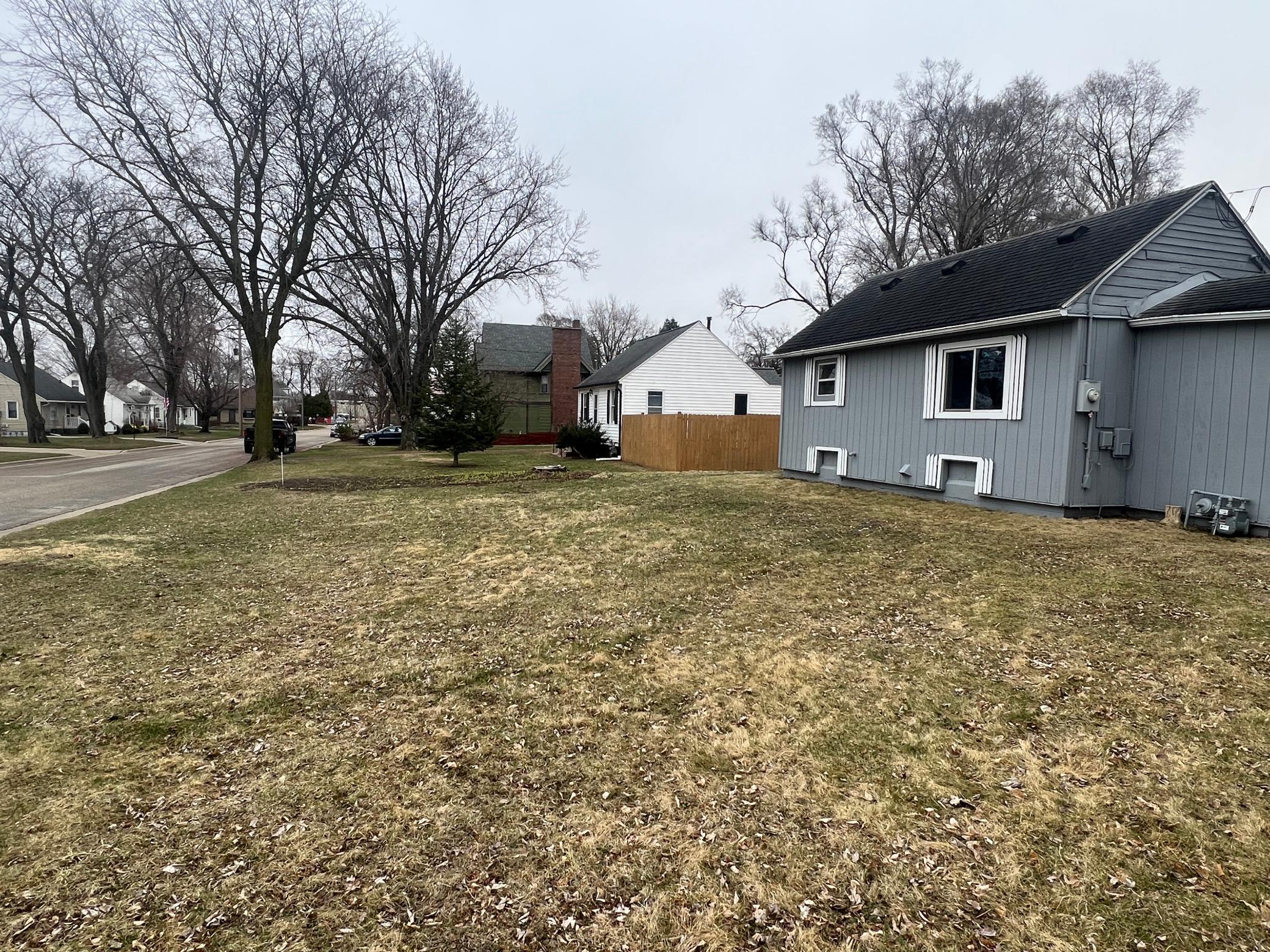 05 side yard.JPG